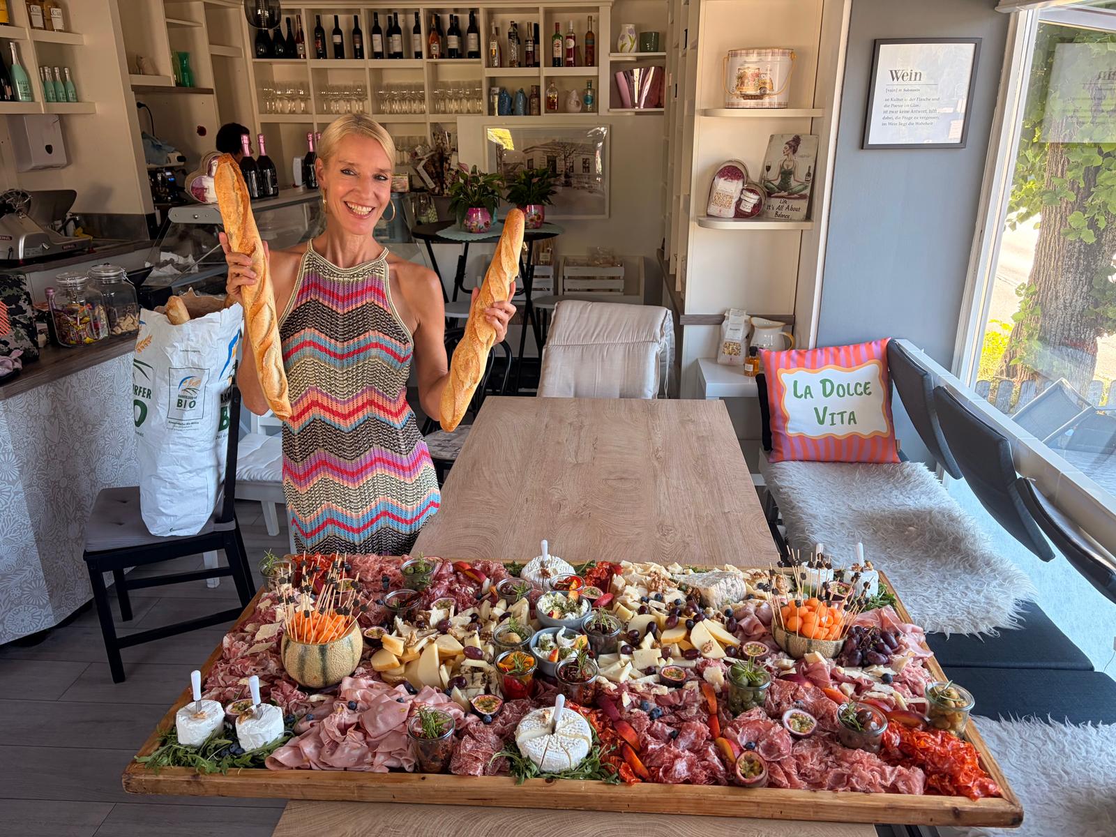 Große Antipastiplatte mit Käse, Schinken, Salami und Früchten bei Sorelle