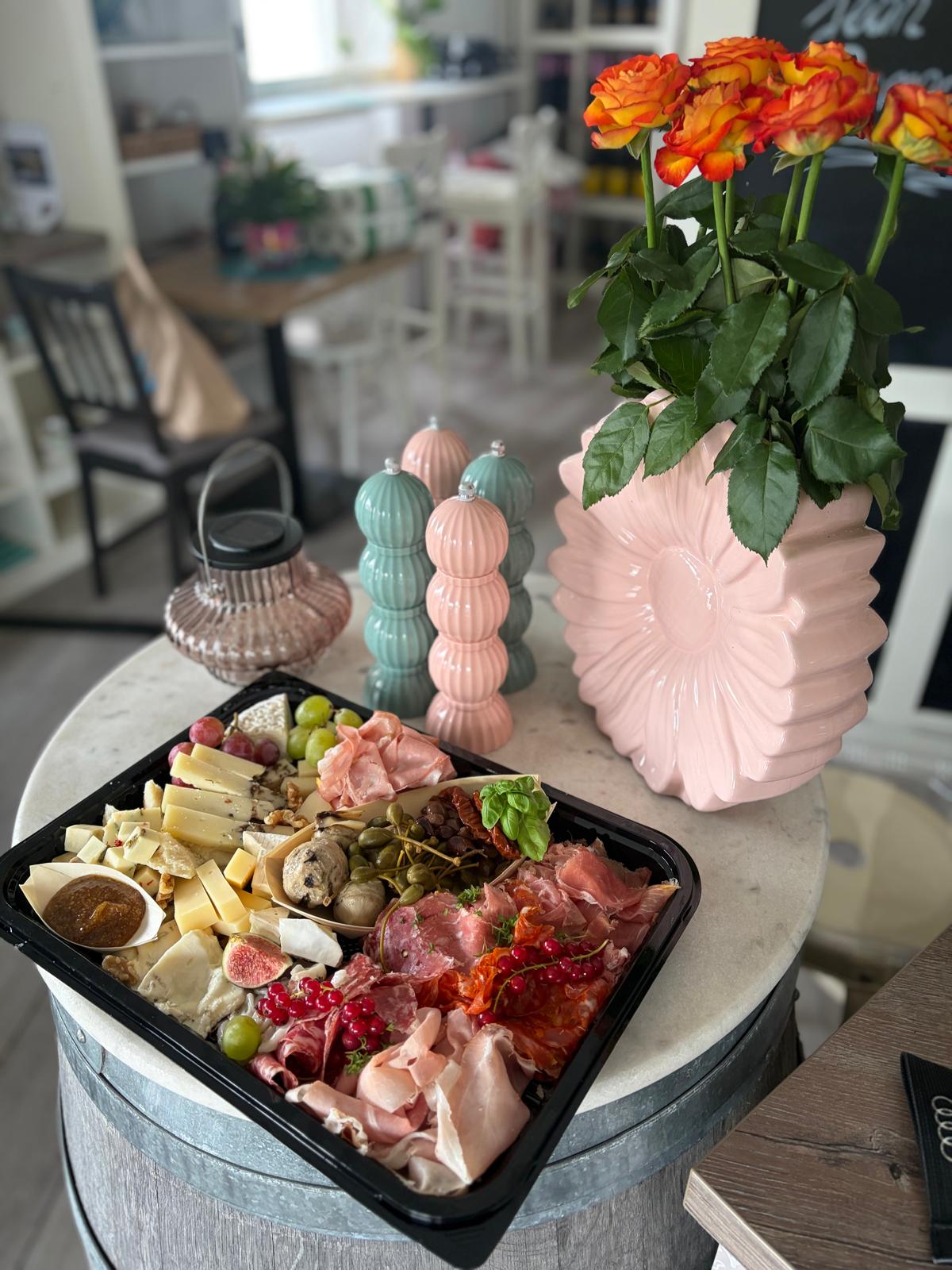 Antipastiplatte mit Käse, Schinken und Antipasti