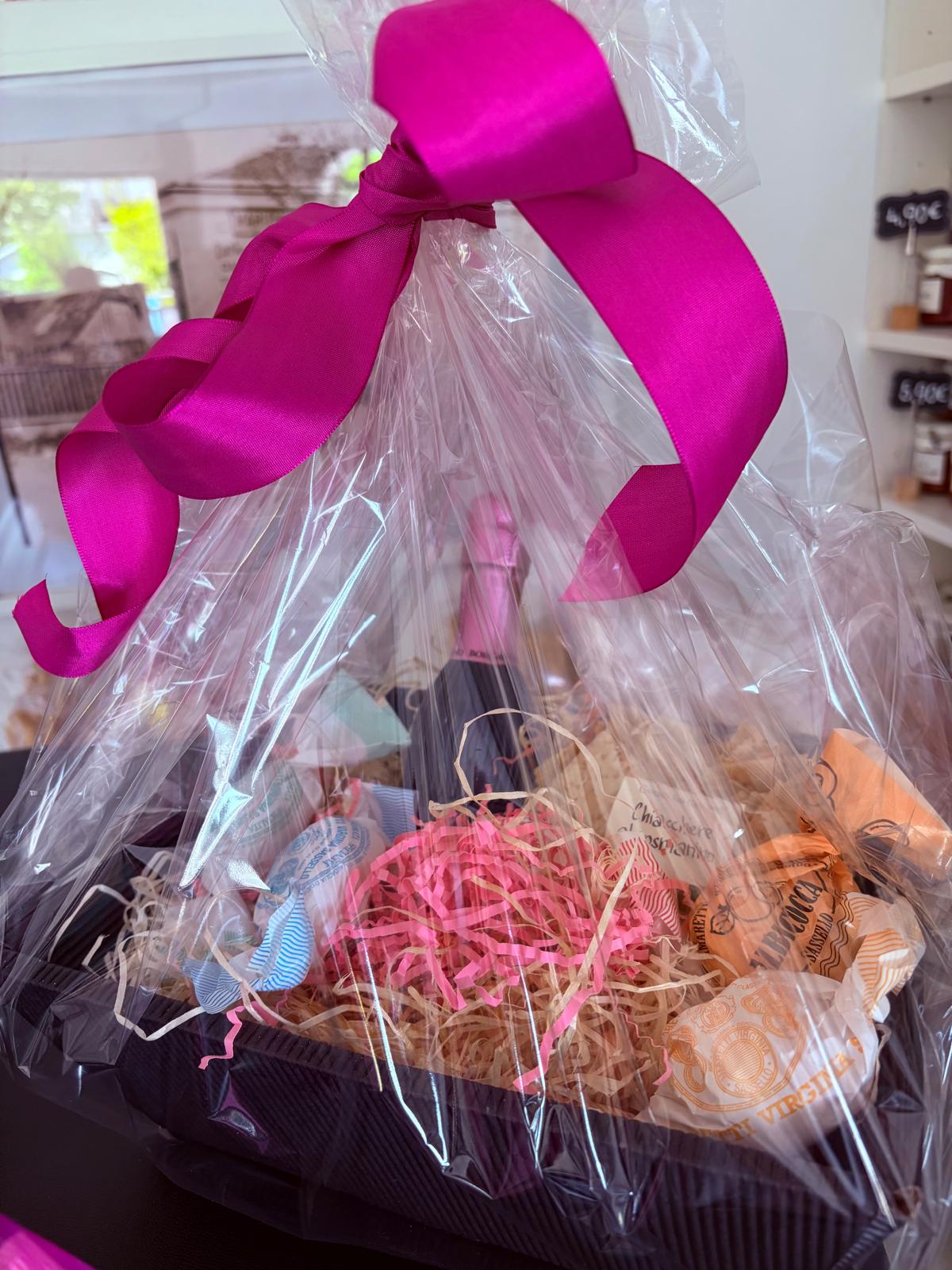 Geschenkkorb mit Spezialitäten und pinker Schleife